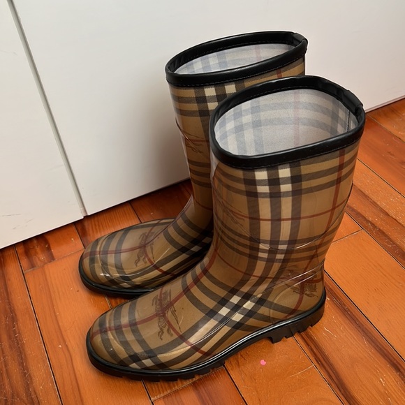 COPY - Burberry Wellington Rain Boot - Picture 2 of 5